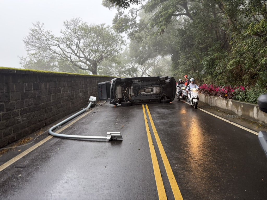 淡水MPV對撞來車翻覆　撞斷路燈橫躺路中癱瘓交通