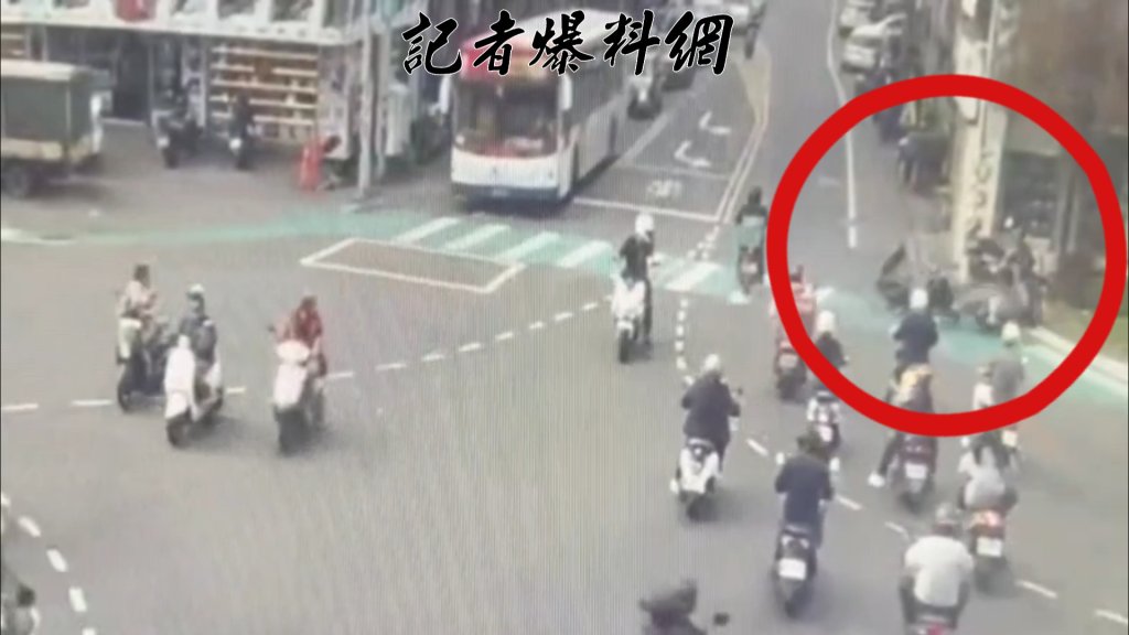 影／桃園三寶搶快「切西瓜」左轉　撞噴起步機車3人摔一團