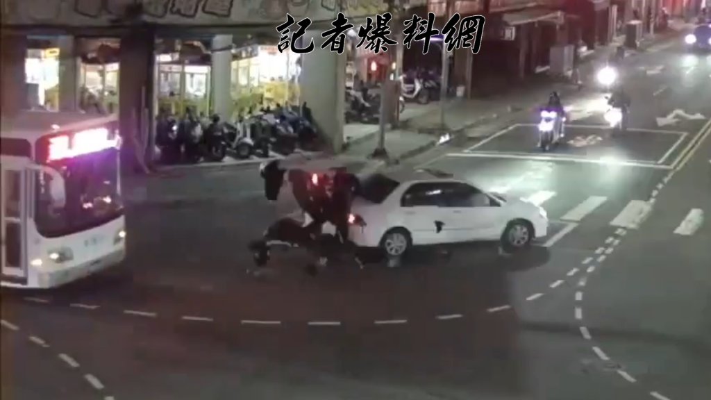 五股小客車搶快「切西瓜」左轉撞噴雙載機車　騎士乘客騰空翻360度重摔骨折