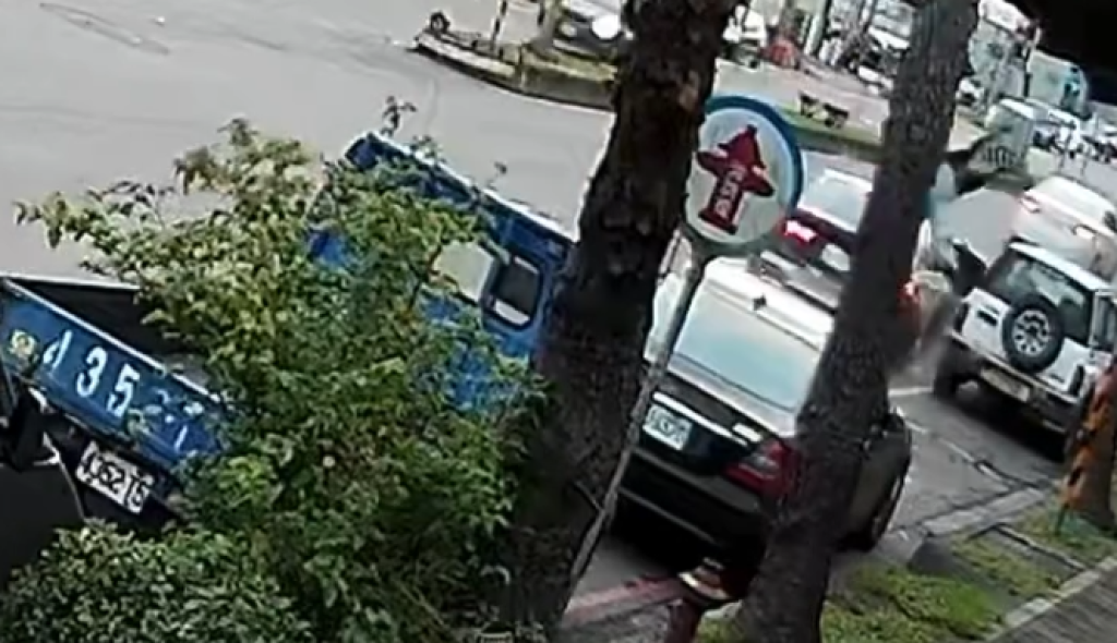 影／掛假牌飆車？桃園BMW高速撞飛女騎士　目擊者抓包：駕駛下車馬上拆車牌