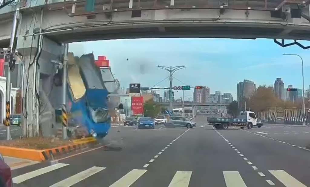 驚悚撞擊畫面曝光！　台灣大道小貨車撞橋墩解體