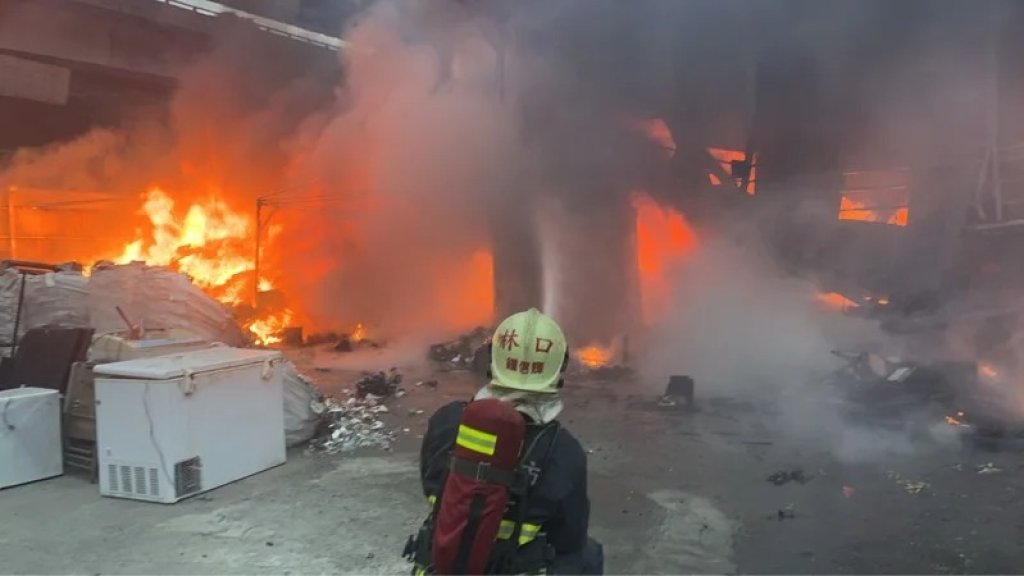 泰山回收場清晨竄火！4貨櫃屋陷火海濃煙蔽日