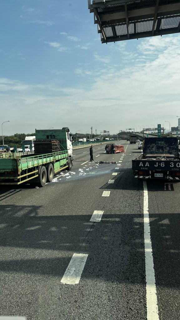 國道1號中壢路段事故！　大貨車撞翻自小客車車流回堵4公里