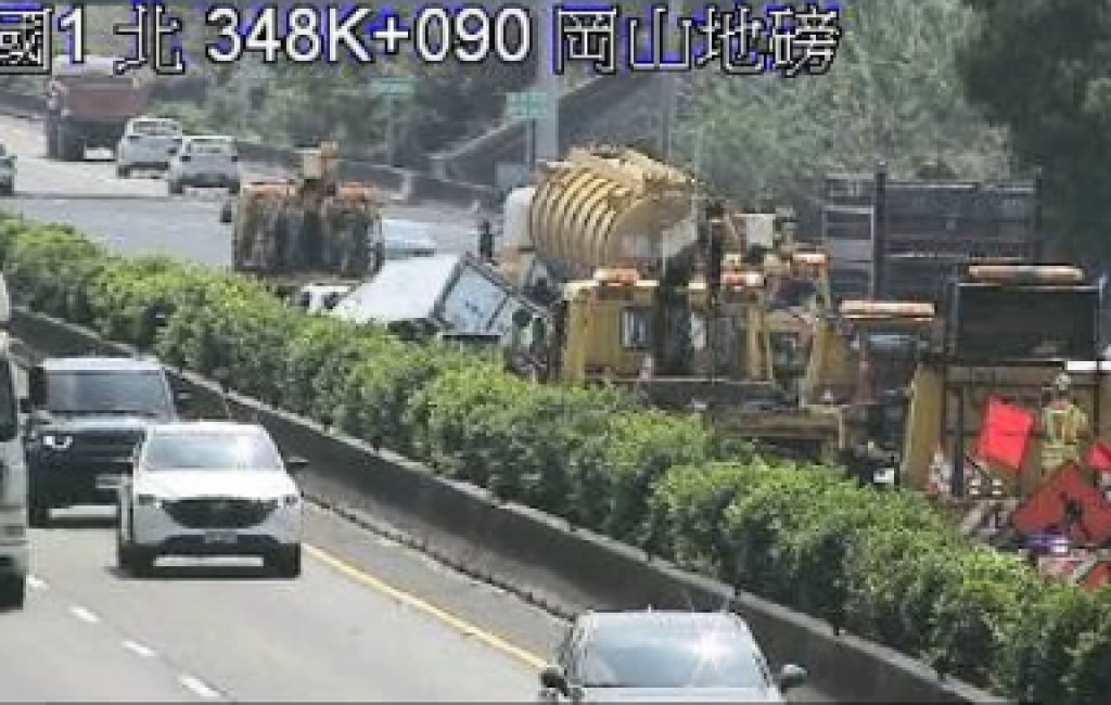 國道1號南下岡山路段5車相撞！　車流回堵5公里 