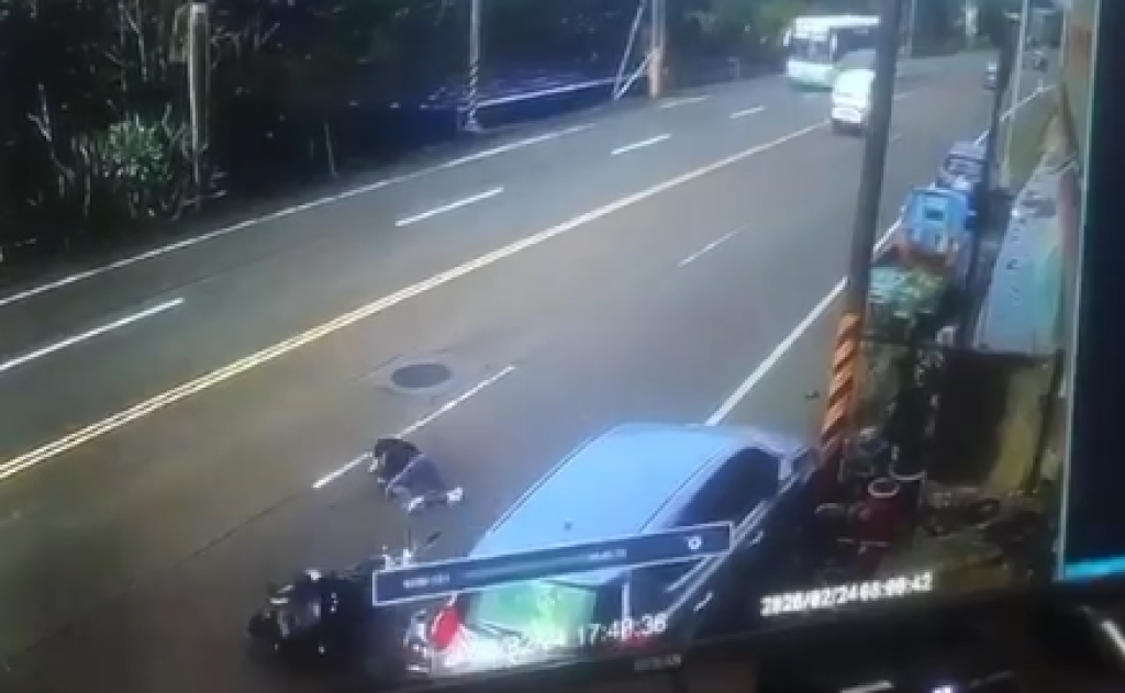 撞擊畫面曝光！新埔機車撞擊停路邊自小客車　騎士彈飛受傷