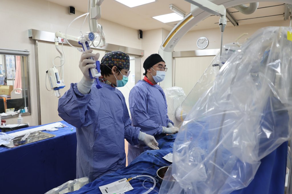 老婦人冠狀動脈嚴重阻塞 部彰醫院以「血管內震波碎石術(IVL)」救命