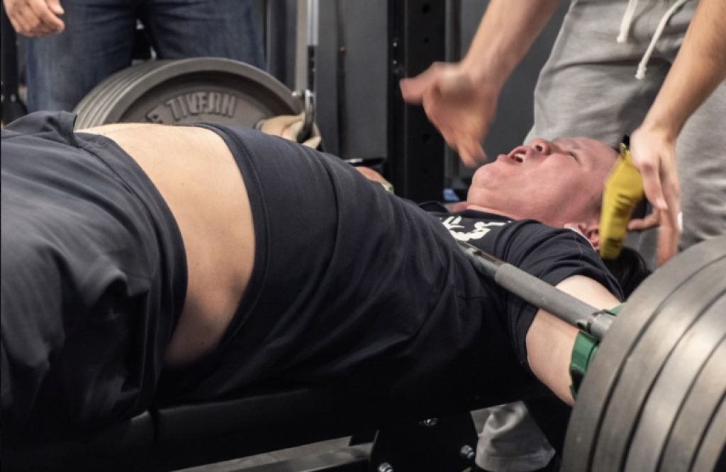 影／14歲網紅挑戰420磅臥推「失手掉落」　胸口遭砸凹陷影片瘋傳！照完X光奇蹟無骨折