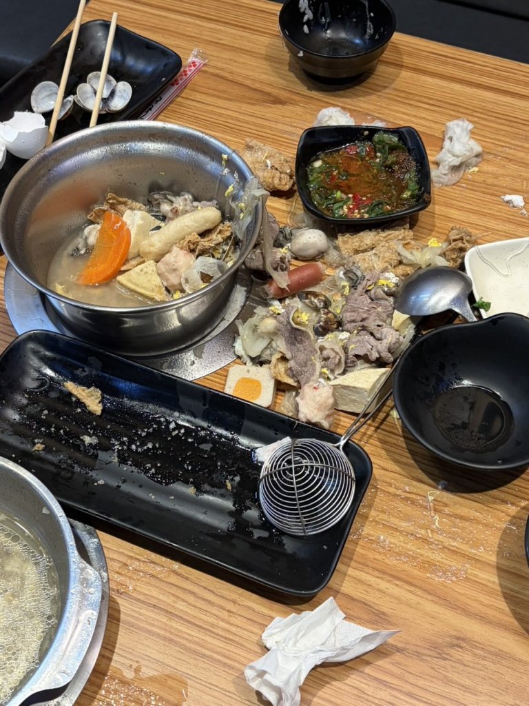 影／吃到飽禁打包！桃園女奧客聽完暴怒當場翻鍋「留整桌爛攤子」　業者怒PO監視器：沒人權的服務業