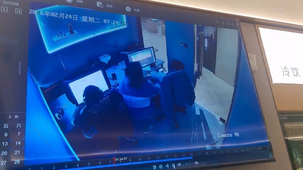 影／網咖驚魂！男打遊戲遭騷擾「陌生女脫下褲後強抱」　他狂閃被嗆：別給臉不要臉