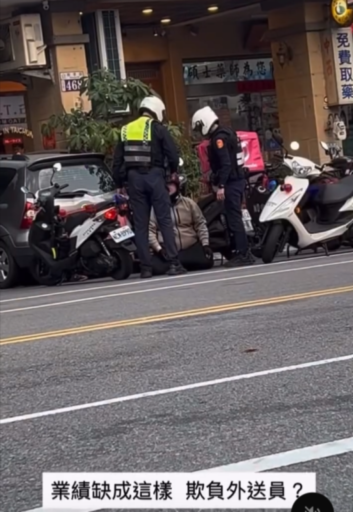 影／外送員違規遭警開單情緒失控下跪     警依法製單並呼籲遵守法規