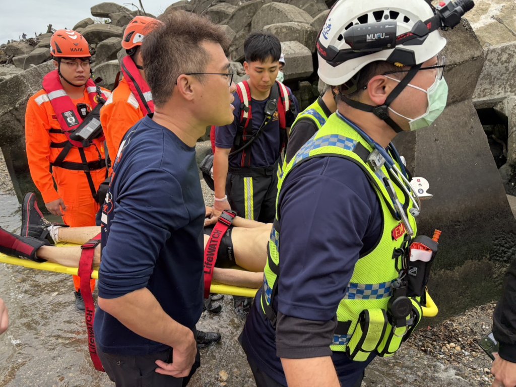 花蓮美崙溪出海口男子溺水！　消防隊員救起已OHCA