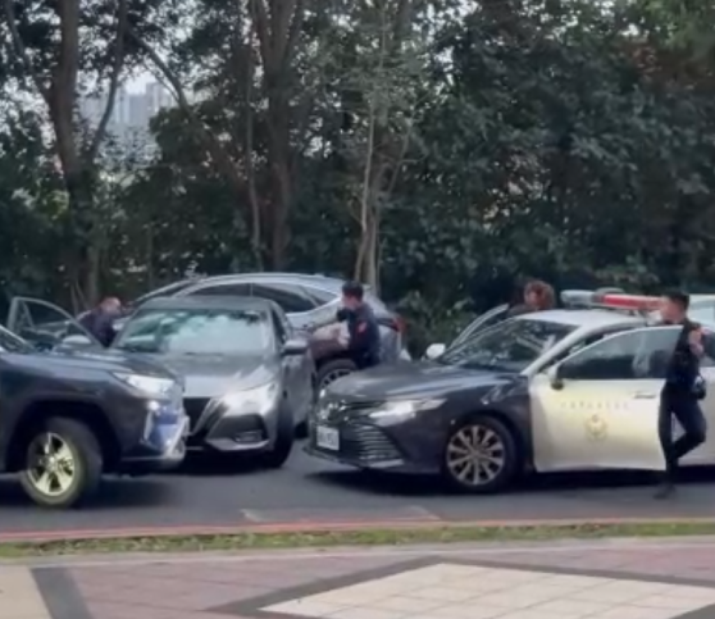 破窗逮人畫面曝光！中壢警方驅車30公里追捕拒檢自小客車　逮捕駕車通緝犯起出毒品
