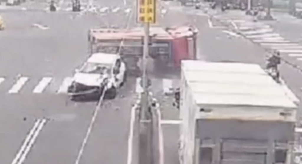  撞擊畫面曝光！蘆竹消防車自小客車相撞　消防車翻覆自小客車撞爛7人受傷
