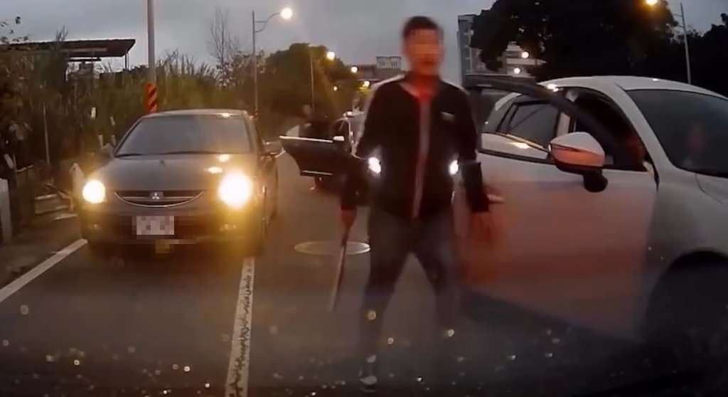 不給超車撂球棒下車　桃園平鎮球棒隊曝光！