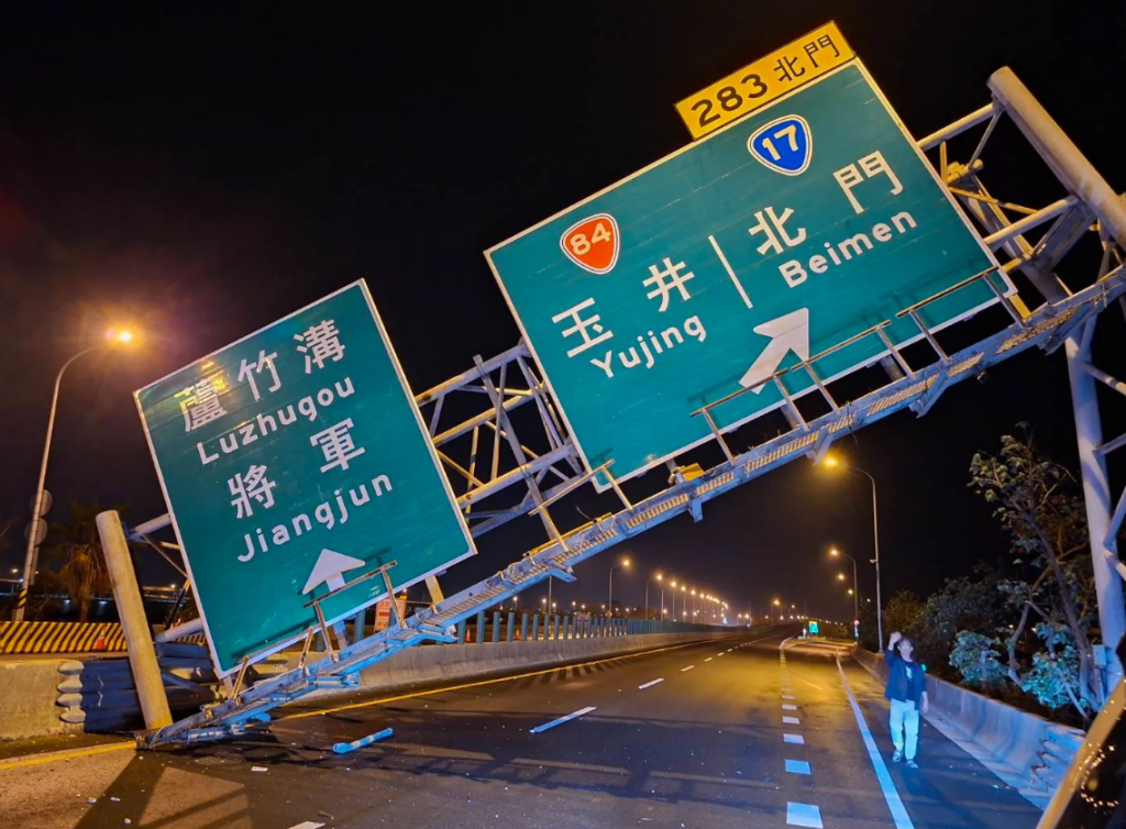 台61線南下283K標誌門架被撞倒塌！　已查獲肇事車輛要求回復原狀