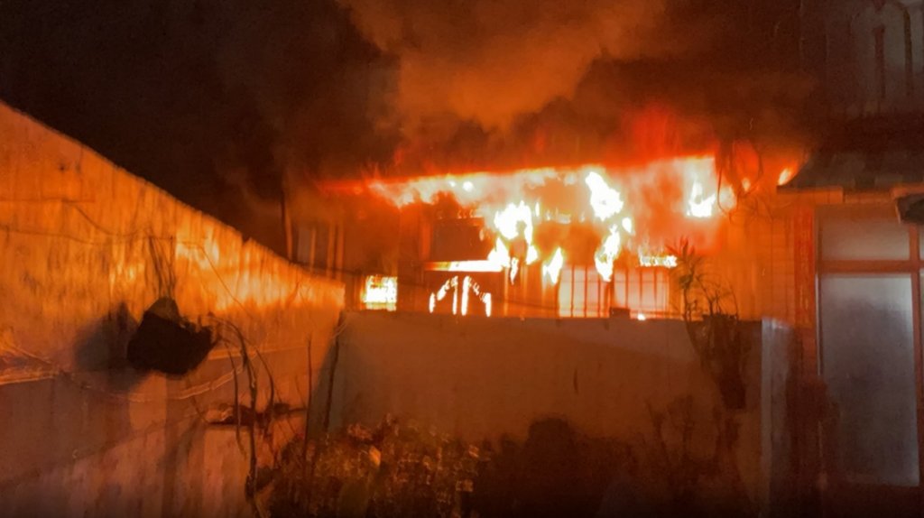 快訊／高雄左營民宅晚間竄火！35勇消全力搶救中