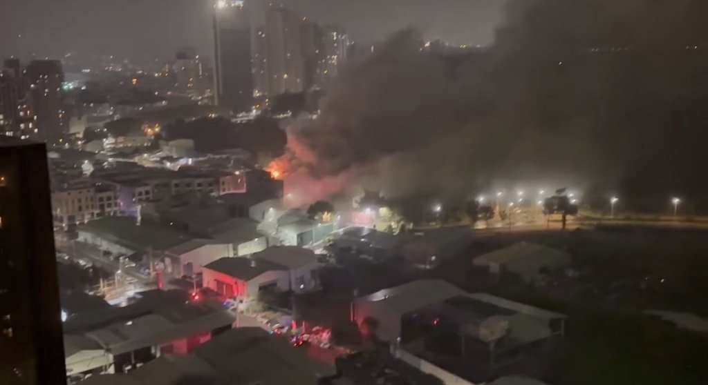 快訊／高雄果嶺自然公園旁大火！大批警消搶救中