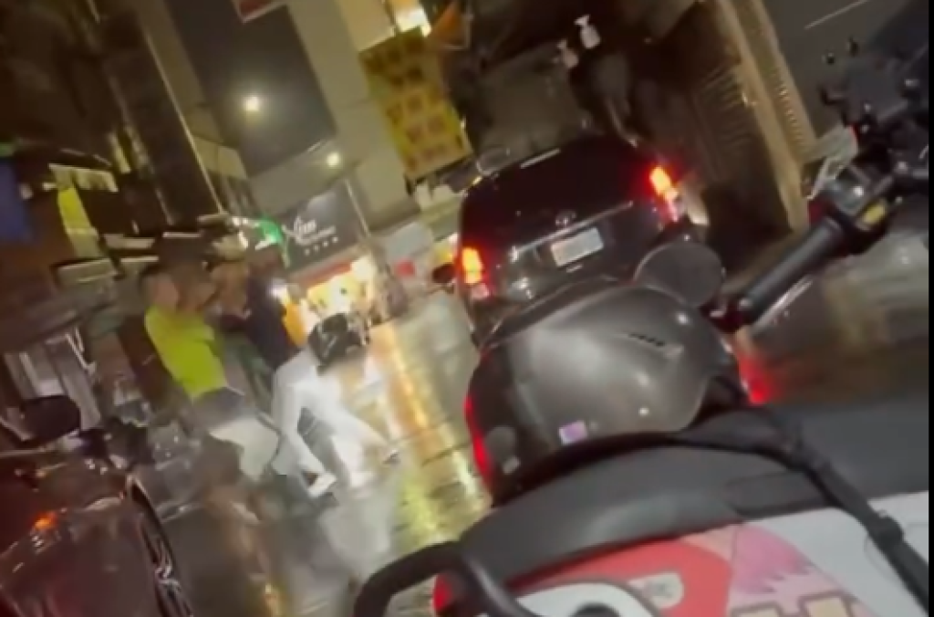 影／雲林斗六雨中格鬥賽！男持棍反擊不敵「辣椒水」狼狽蹲地　警方回應了