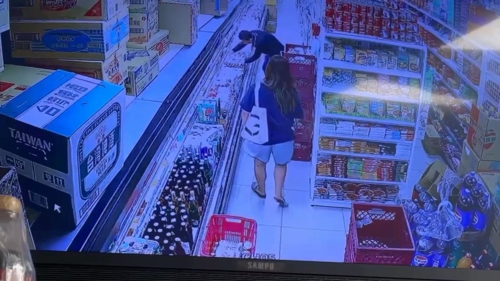 影／黃金右腳？彰化女賣場「踩紅包」據為己有　失主報警找回暫未和解