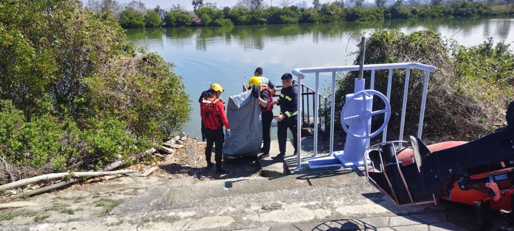 安南嘉南大圳驚見男浮屍！土城消防下水打撈　約55歲「明顯死亡」身分待查