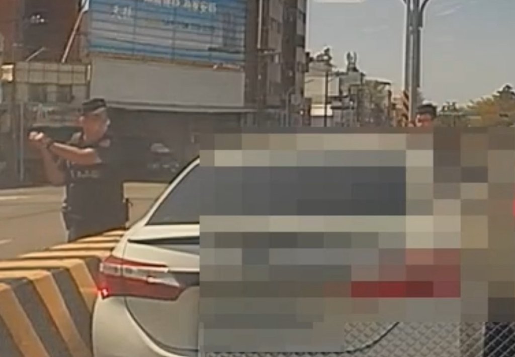 有片／開贓車拒檢狂飆！二度逆向自撞護欄落網　台南警破窗...竟是通緝犯還藏毒