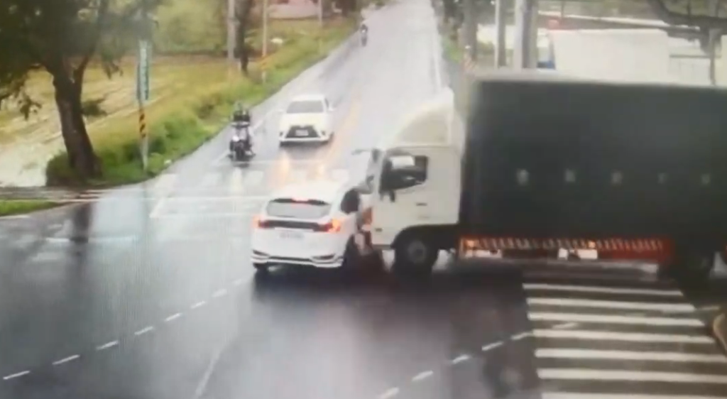 桃園楊梅嚴重車禍！大貨車攔腰撞上左轉車　一家三口2死1命危