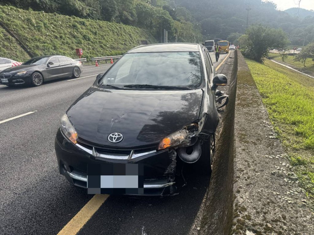 國3聯結車切換車道不慎　希望號遭撞旋轉360度再上牆