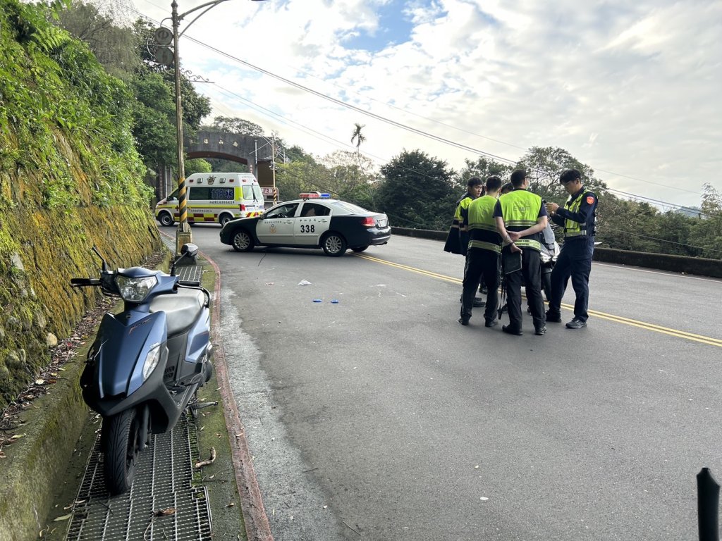 快訊／烘爐地奪命車禍！機車下山「三貼」自撞電線桿　3歲男童頭部重創送醫不治
