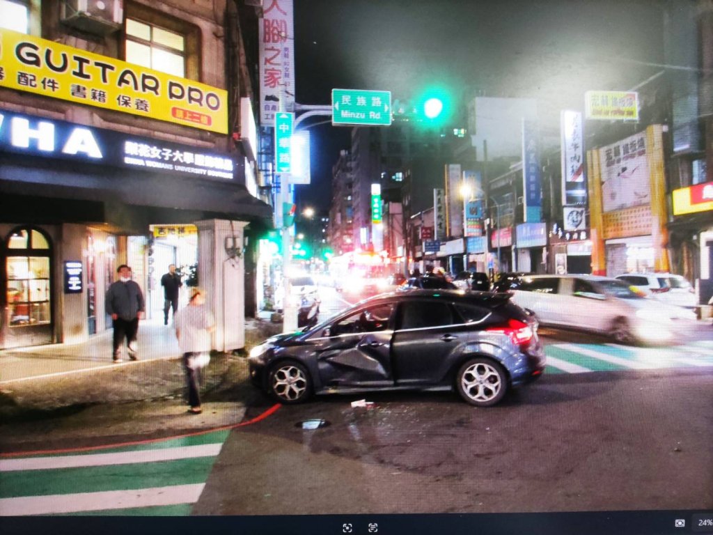 影／桃園小客車「無敵大迴轉」擊落騎士　肇事越南籍駕駛無照闖禍