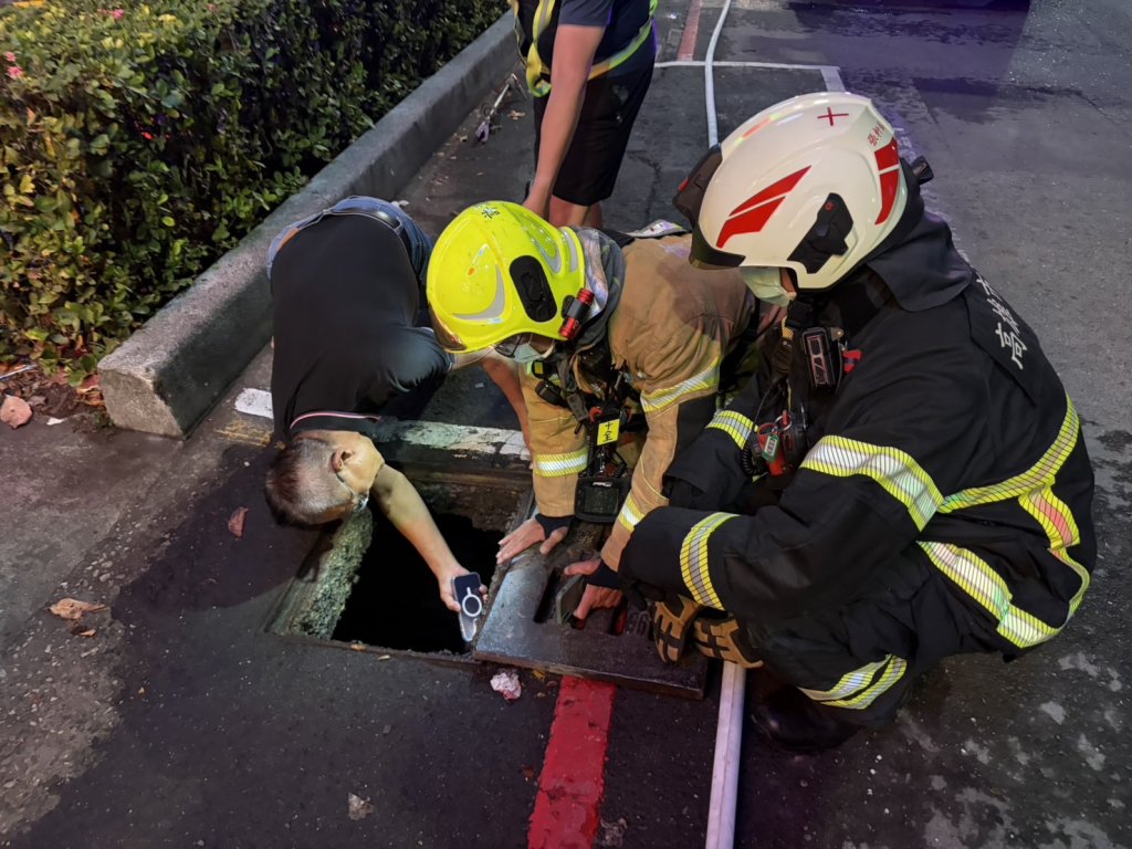 快訊／高雄水溝蓋詭冒煙！警消警戒中