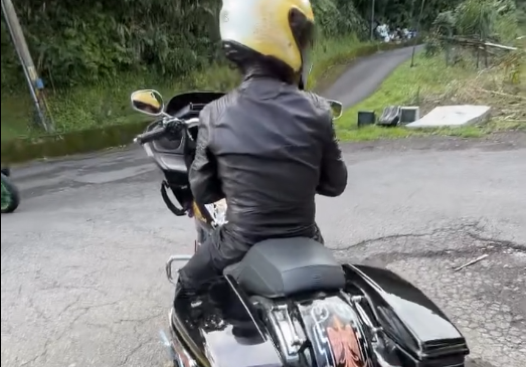 影／哈雷疑膠帶貼車牌！「L變成E」騎北宜公路　目擊者報案酸：有錢買車沒膽收罰單