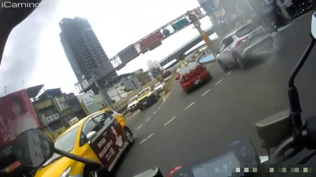 見警心虛！三重屁孩無照開馬3拒檢爆衝台北橋　連撞汽機車遭壓制