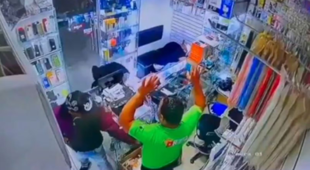 影／搶劫被反殺！2人持槍衝手機店「店長拔槍反擊1死1重傷」　監視器錄下開火過程