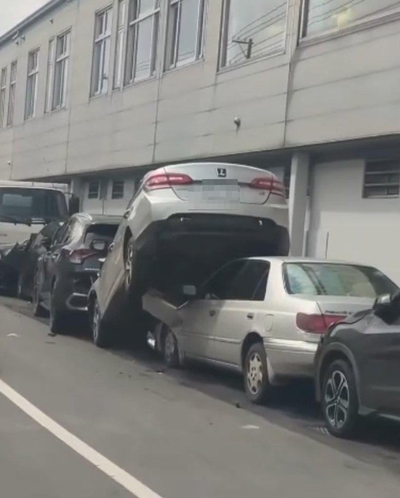  桃園觀音區小貨車撞17車！　自小客車「疊羅漢」畫面曝光