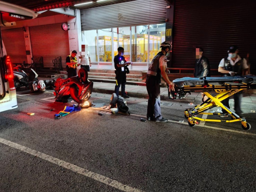 酒駕超標夜衝停車格機車翻覆 37歲男子受傷送醫