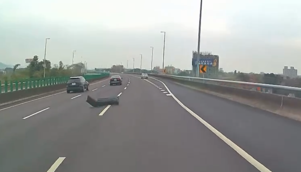 驚險畫面曝光！ 　自小客車行駛國道保險桿突掉落