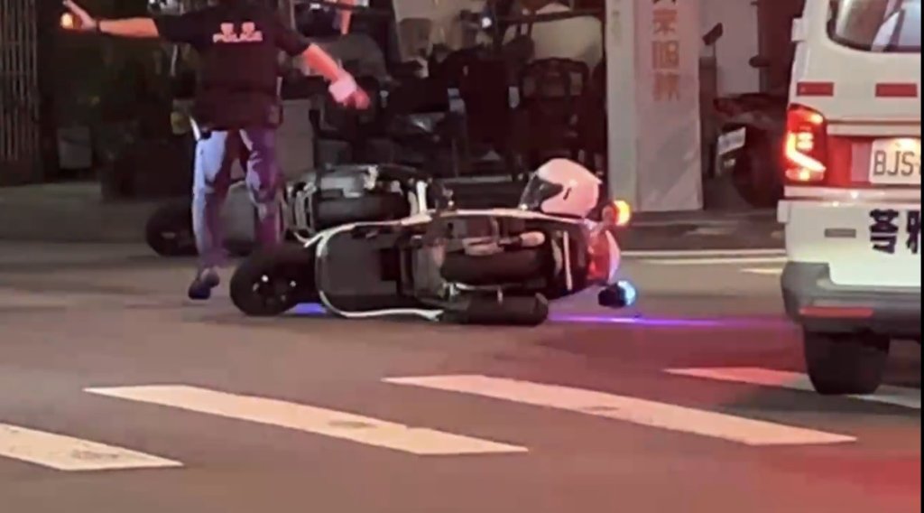 驚！高雄員警執勤「擦撞民眾機車」　雙雙倒地