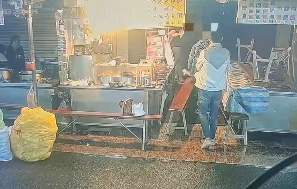 影／基隆廟口吃宵夜被潑熱粥！酒醉女看不爽情侶暴走 衣服頭髮全白