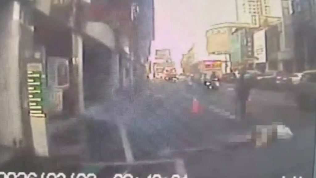 桃園車站商圈驚天巨響！女15樓墜落倒臥客運站牌前送醫不治