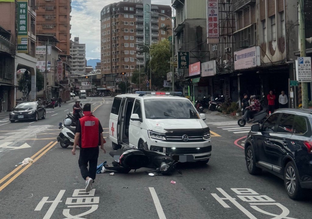 影／樹林民間救護車逆向超車撞飛左轉機車　騎士噴飛10米命大輕傷