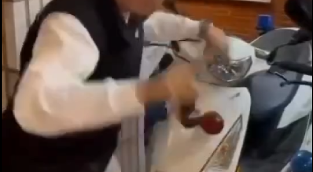 影／學校沒教所長教！基隆某所長「手指摸完車牌放進嘴裡」訓斥警員　動作不雅且態度欠佳遭申誡處分