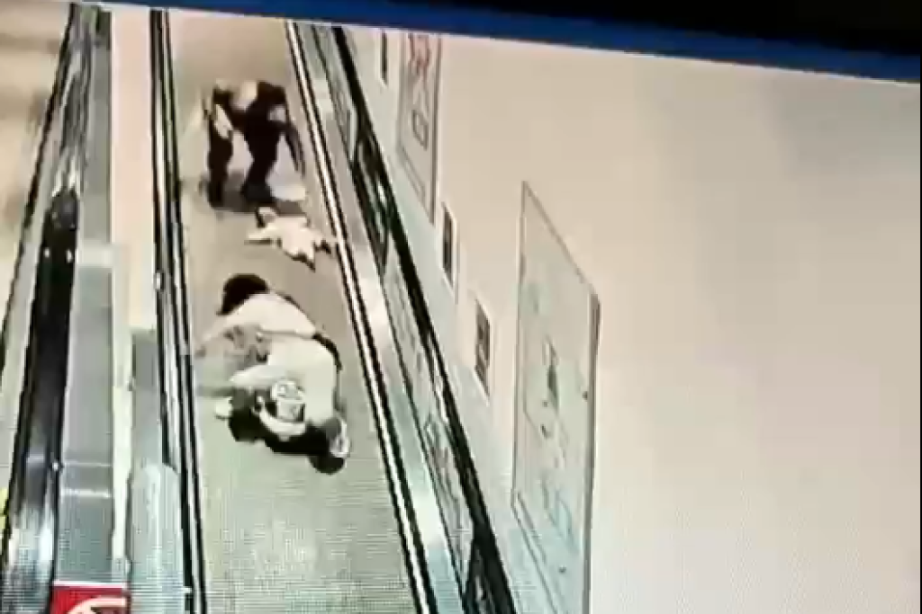 影／電扶梯放玩具車暴衝！！陸5月大女嬰遭撞噴飛兩度吐血　肇事者竟稱：與我無關