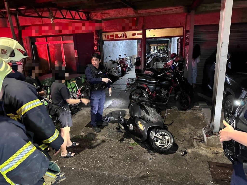 高雄鼓山深夜停車棚突冒火光！機車龍頭遭波及