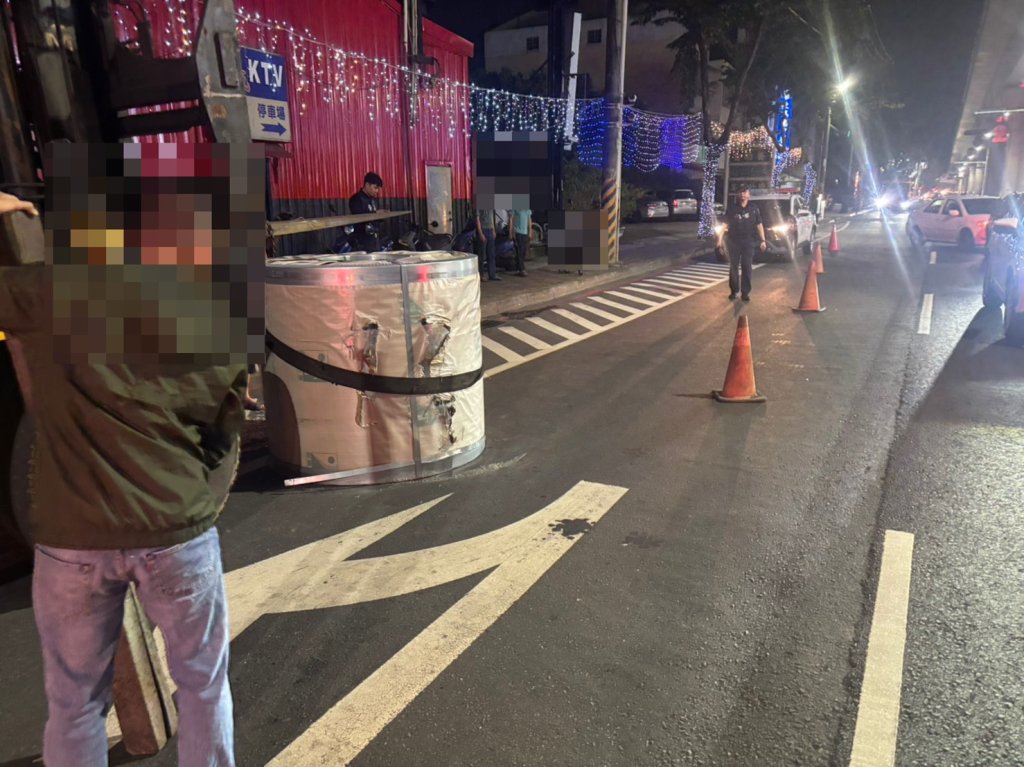 影/鋼捲煞車瞬間滾落路面 岡山中山南路驚險一幕嚇壞一家人