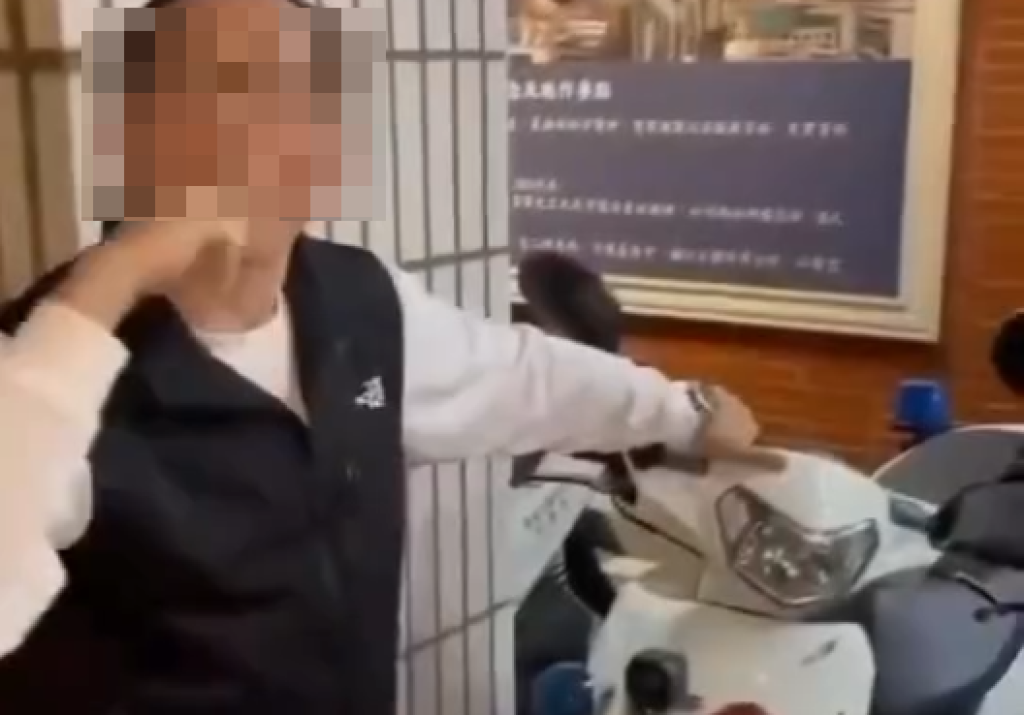 影／基隆某所長「摸車牌手入口」訓警員影片外流　傳要找吹哨者！議員說話了