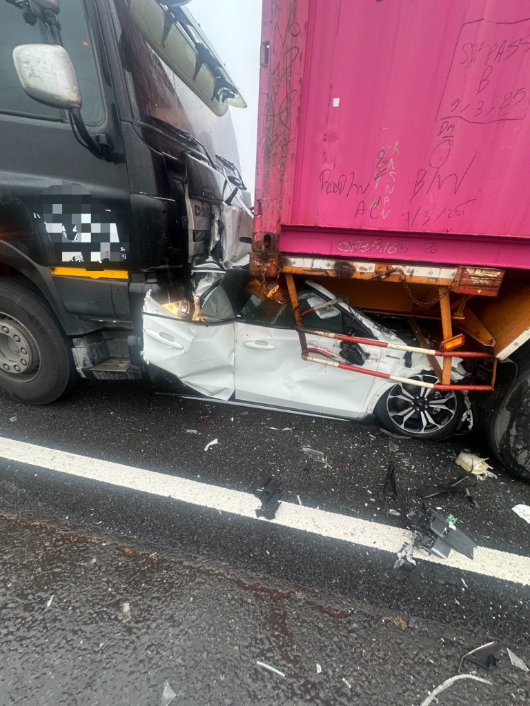 國道1號死亡車禍！　自小客車遭兩輛貨櫃車夾擊駕駛喪命