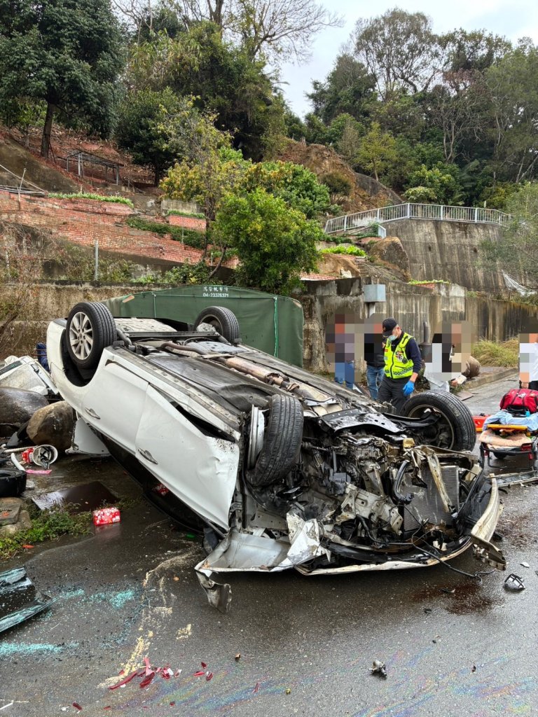 台中自小客車自撞民宅前石頭翻車！　駕駛及乘客骨折送醫
