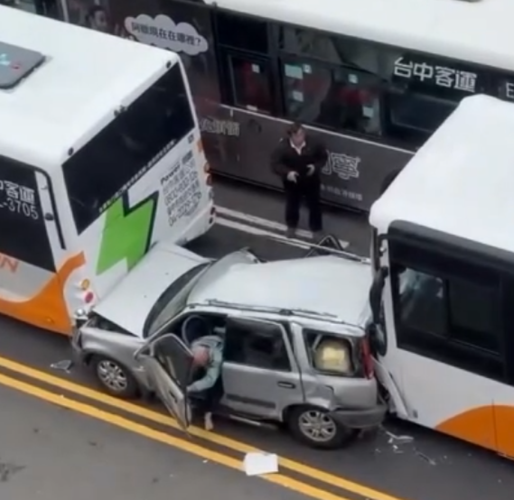 台中大里自小客車遭兩輛公車夾擊！　駕駛與乘客受傷送醫