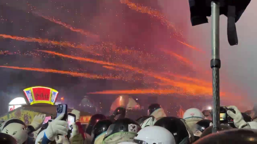 鹽水蜂炮元宵夜開炸！主炮城9點齊發「蜂群炸出」　湧入近60萬人次...7人掛彩就醫