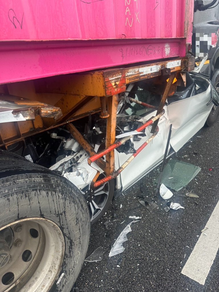 影／撞擊瞬間曝光！聯結車追撞自小客　他成「夾心」不幸斷魂